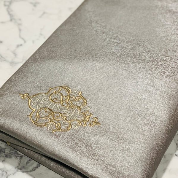 Nappe simili cuir qualité premum anti tache  simili cuir premier choix brodée  skali hor lavable 1,80M/1,80M couleur beige